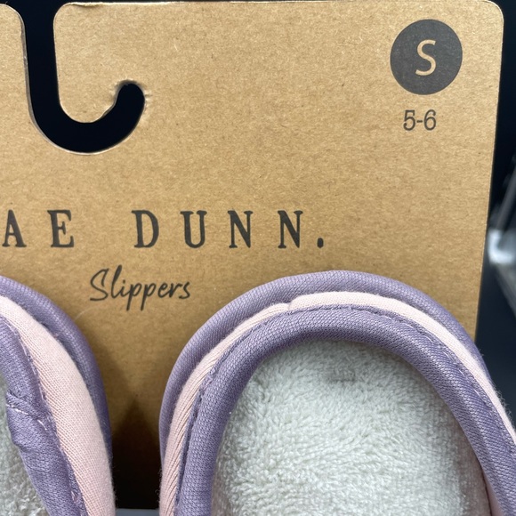 Woman’s Rae Dunn S 5-6 Hola Chica. Slippers - Picture 4 of 4